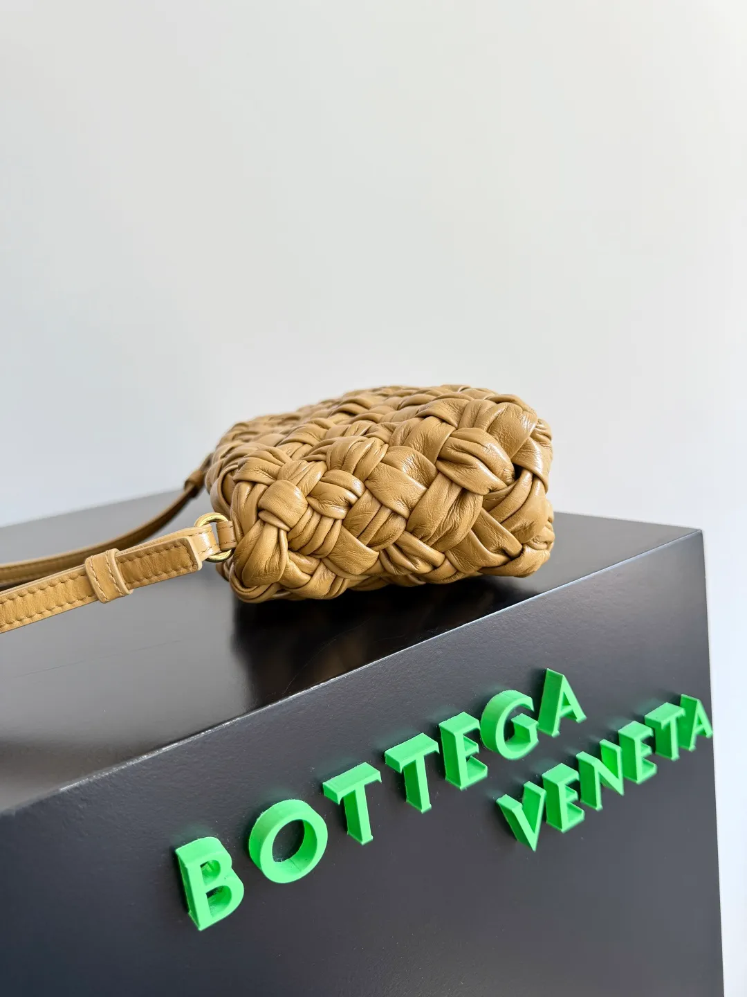 Batch 2560 BottegaVeneta's latest Kalimero cha cha fashionable chacha woven handbag, a solid product! This is really not easy to make. The oil-waxed cowhide used requires craftsmen with more than 10 years of experience to produce the effect. The hand-knitting process is very difficult and time-consuming. It is a very heavy-duty product. It has a unique texture and is worth buying. The length of the shoulder straps is also perfectly adjustable. Style number: 785780 Size: 28.5*15*6cm